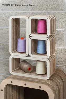 Contenitori modulari Minimore con rocchetti di filo, design Giorgio Caporaso