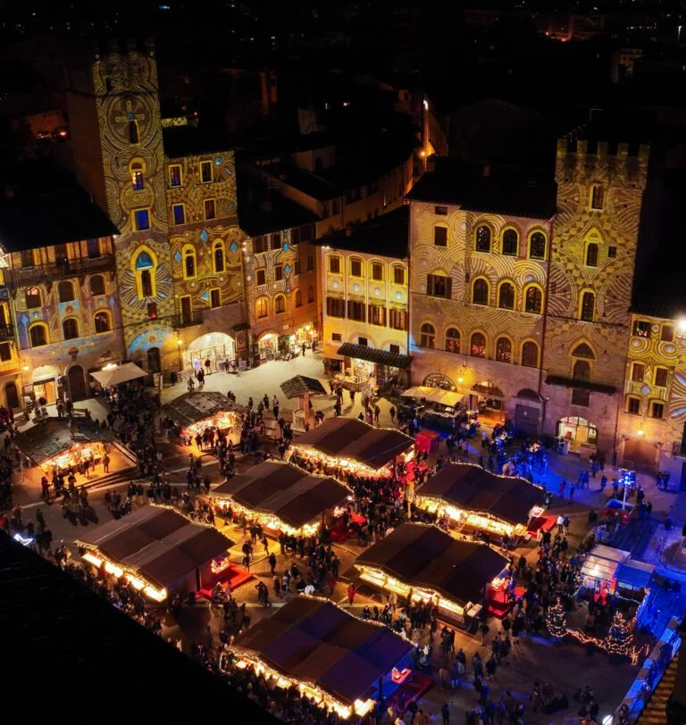 Il mercatino e le luci di Piazza Grande ad Arezzo in un’edizione precedente