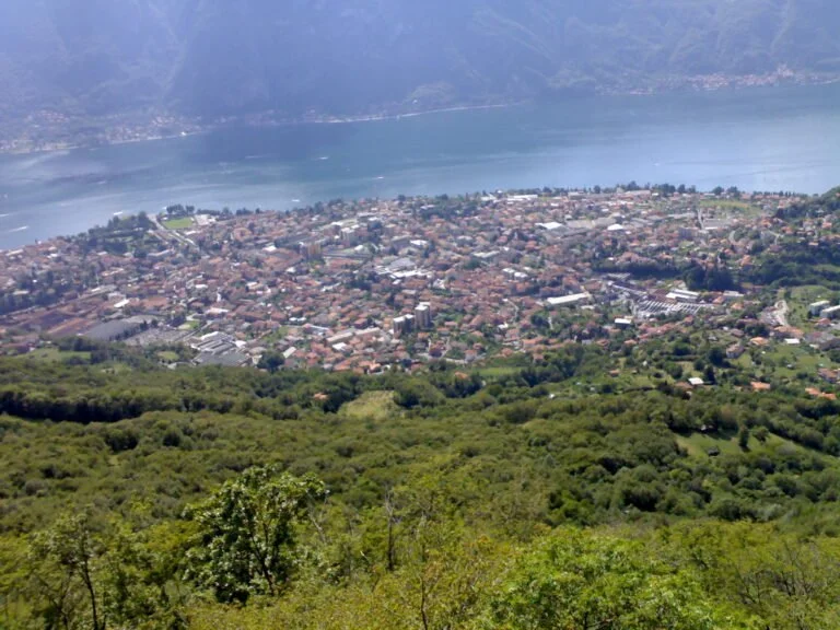 Veduta di Mandello del Lario.