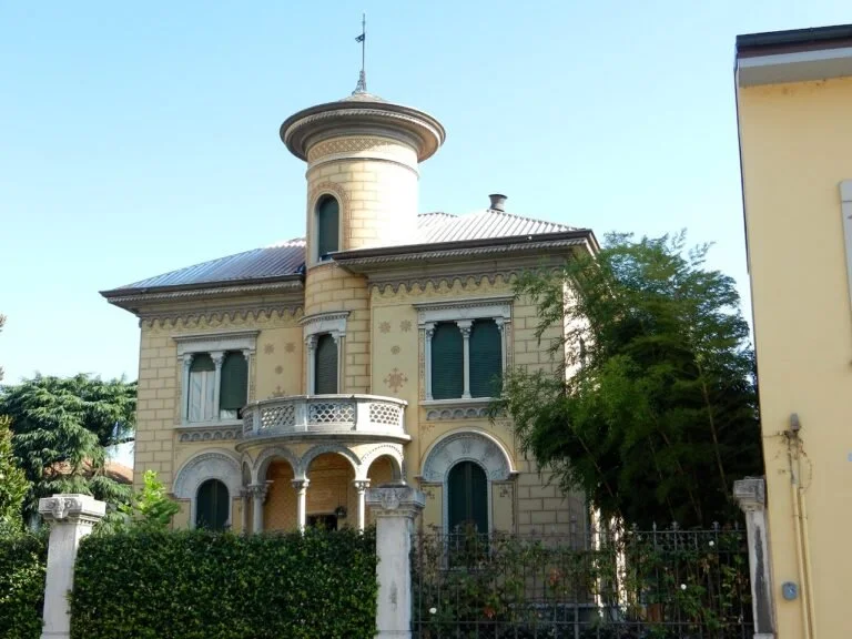 Una villa in Piazza Risorgimento a Melzo.