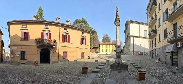 Piazza della Chiesa a Oggiono.