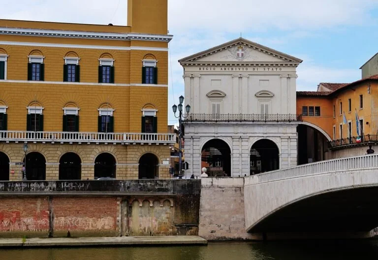 Le Logge di Banchi e il lungarno a Pisa.