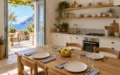 La cucina e la tavola della casa al mare: colori e soluzioni pratiche