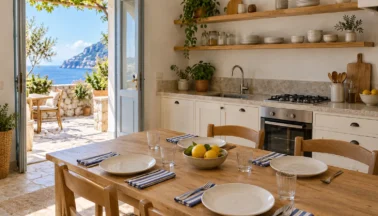 La cucina e la tavola della casa al mare: colori e soluzioni pratiche