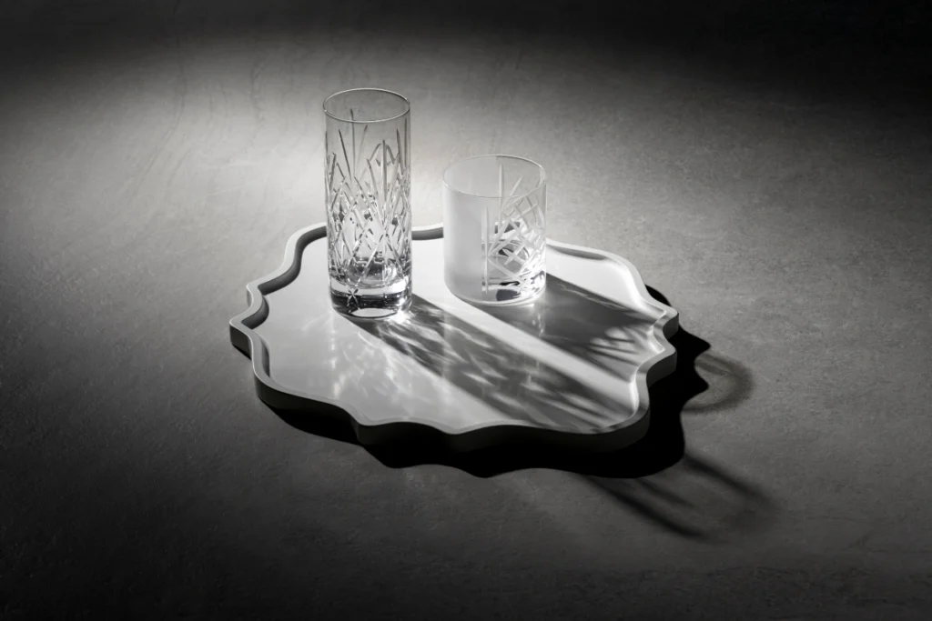 Vassoio Outline chiaro di knIndustrie con bordo morbido e due bicchieri decorati