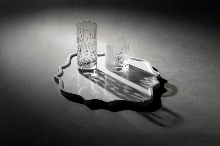 Vassoio Outline chiaro di knIndustrie con bordo morbido e due bicchieri decorati