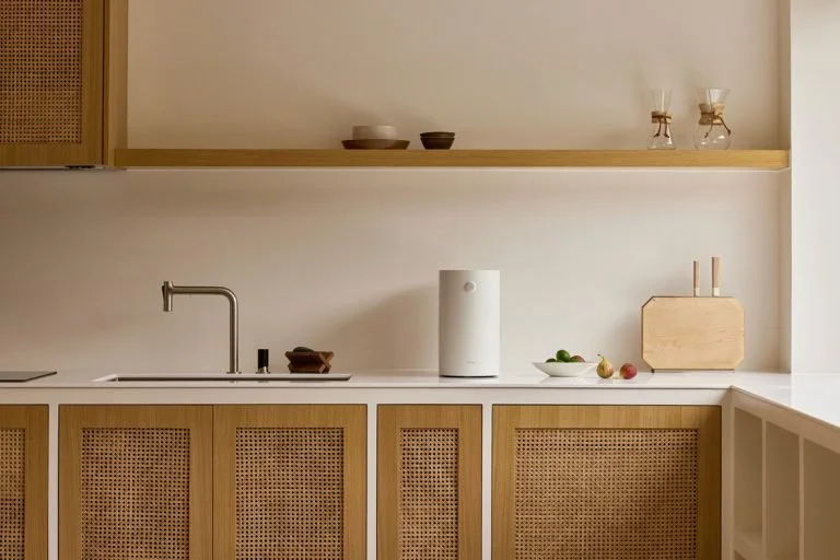 Minix CompostDryer in una cucina con arredi in legno