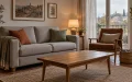 Soggiorno accogliente in autunno: plaid, cuscini e luce