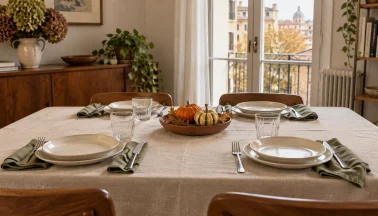 Tavola autunnale per Ognissanti: colori e materiali