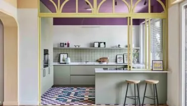 Residenza B05: una casa tra verde salvia, pesca e borgogna