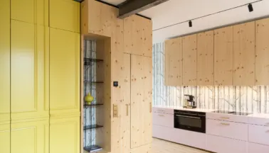 Una cucina rosa HIMACS: Ruby incontra il legno di pino