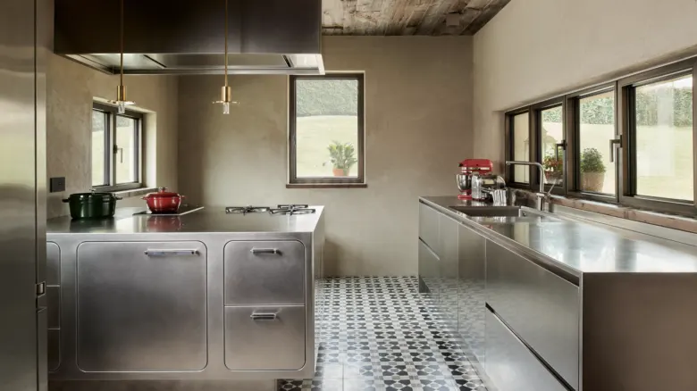 Abimis a Belluno: una cucina in acciaio tra pietra e travi antiche