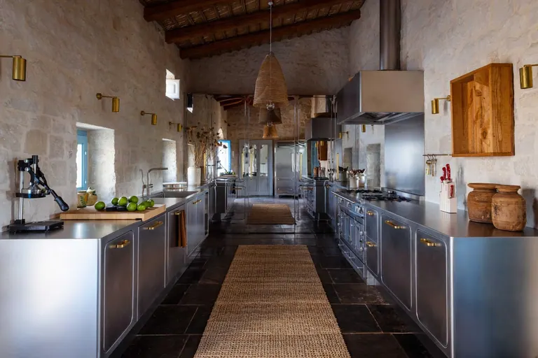 Cucina Abimis a Scicli con composizione su due pareti e aperture azzurre