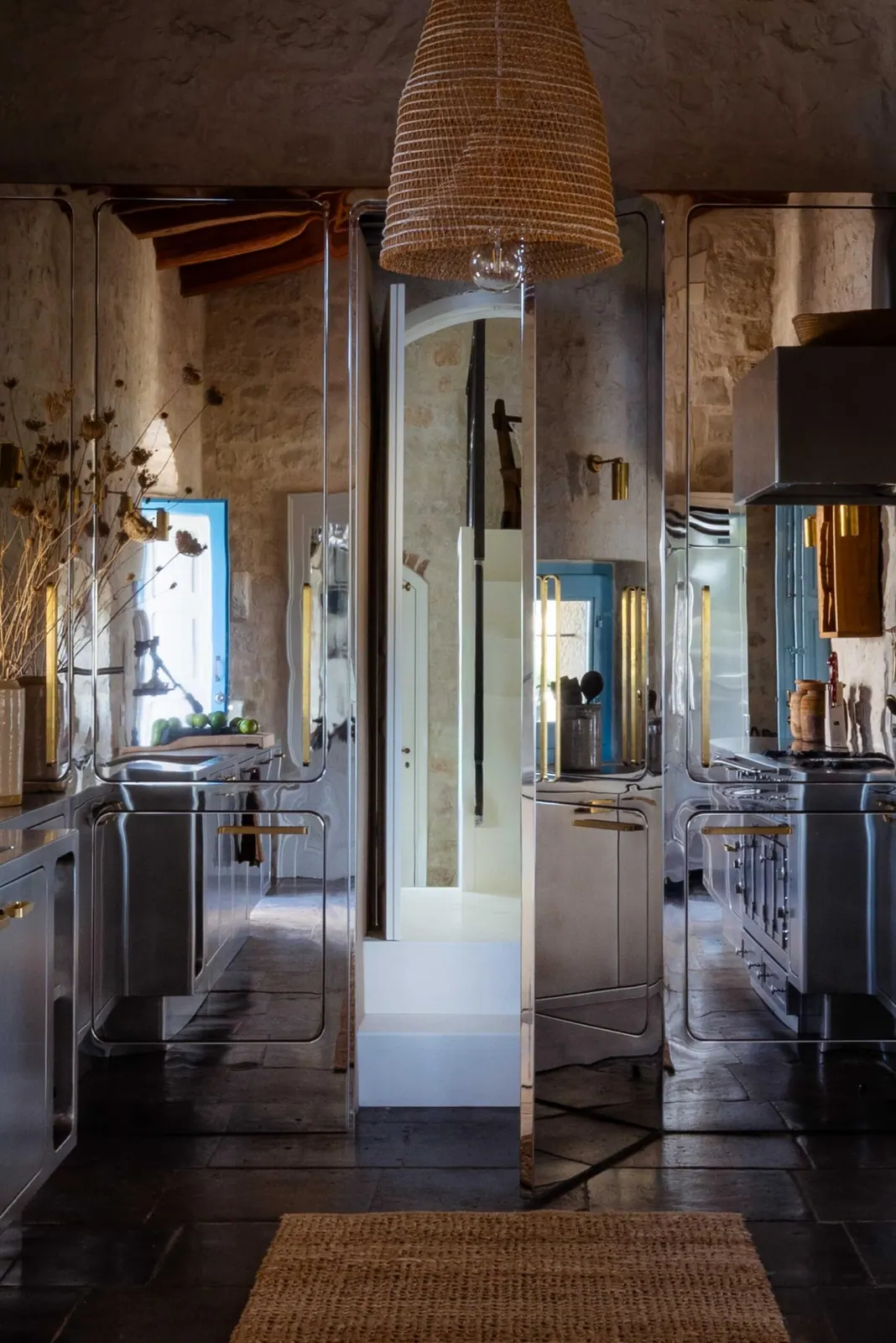 Porta specchiata aperta tra le colonne della cucina Abimis a Scicli