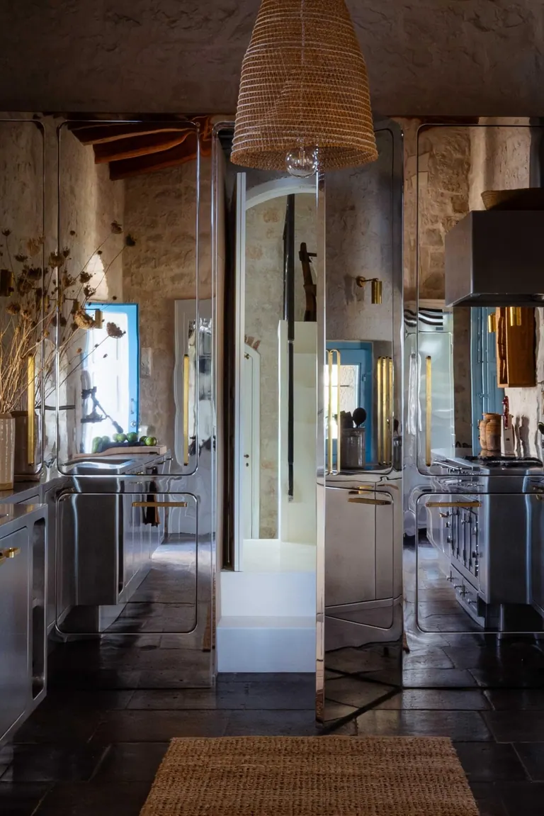 Porta specchiata aperta tra le colonne della cucina Abimis a Scicli
