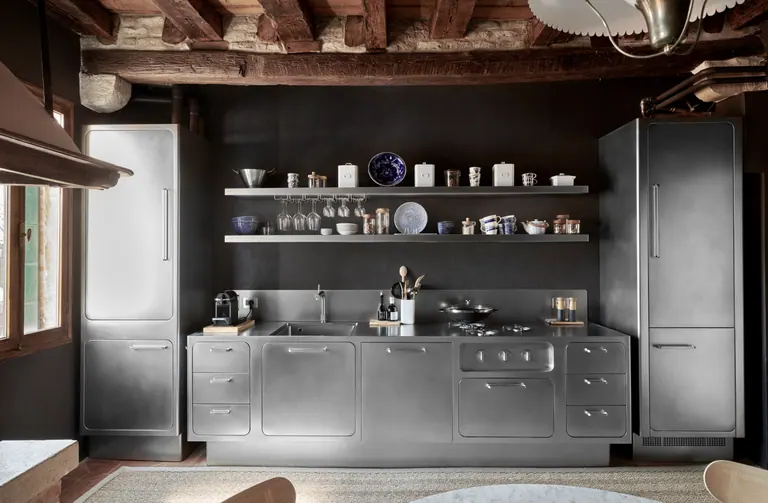 Cucina Abimis a Venezia con parete antracite e mensole per piatti e bicchieri