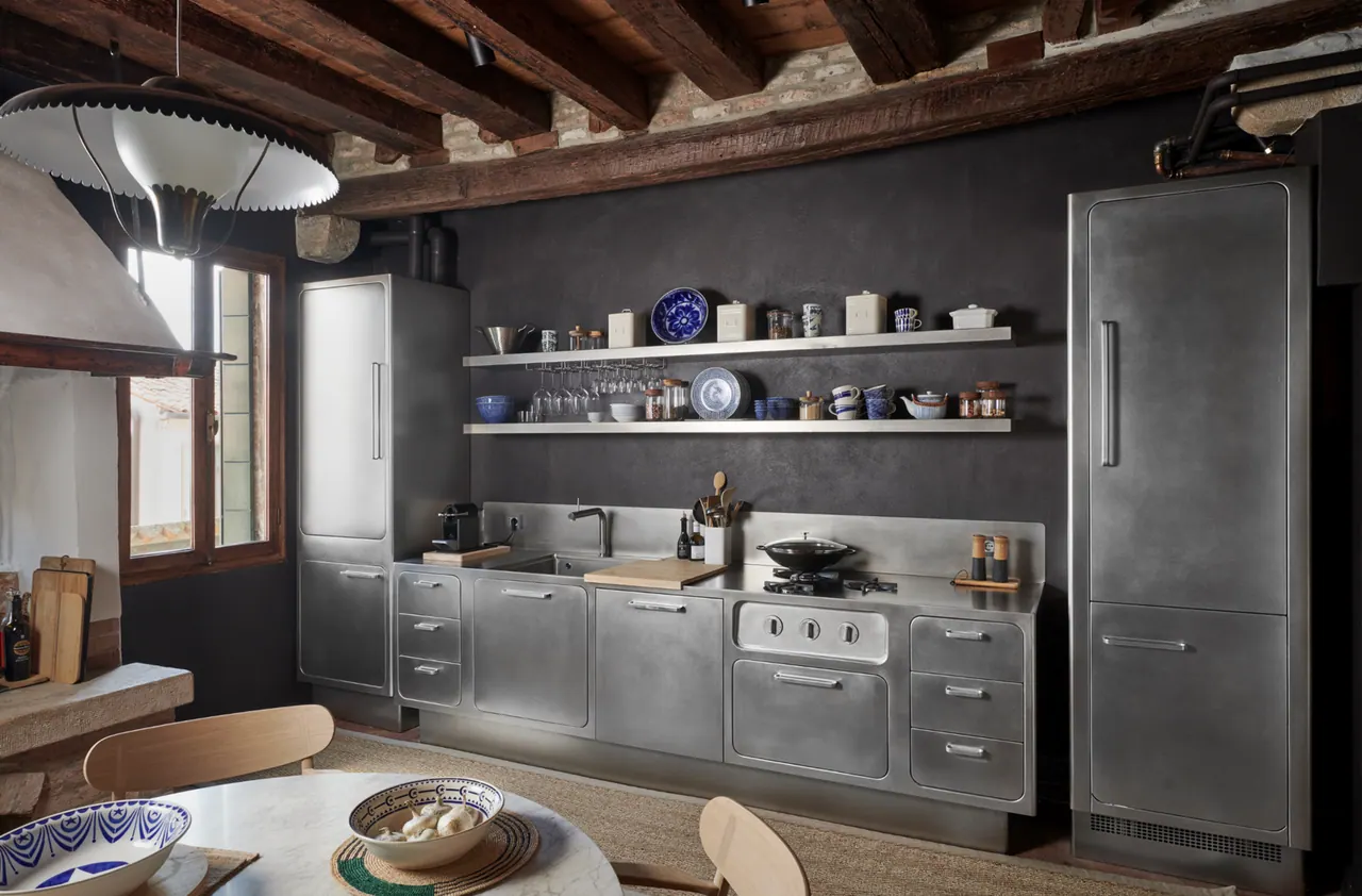 Cucina Ego di Abimis a Venezia vista dalla zona pranzo sotto le travi restaurate
