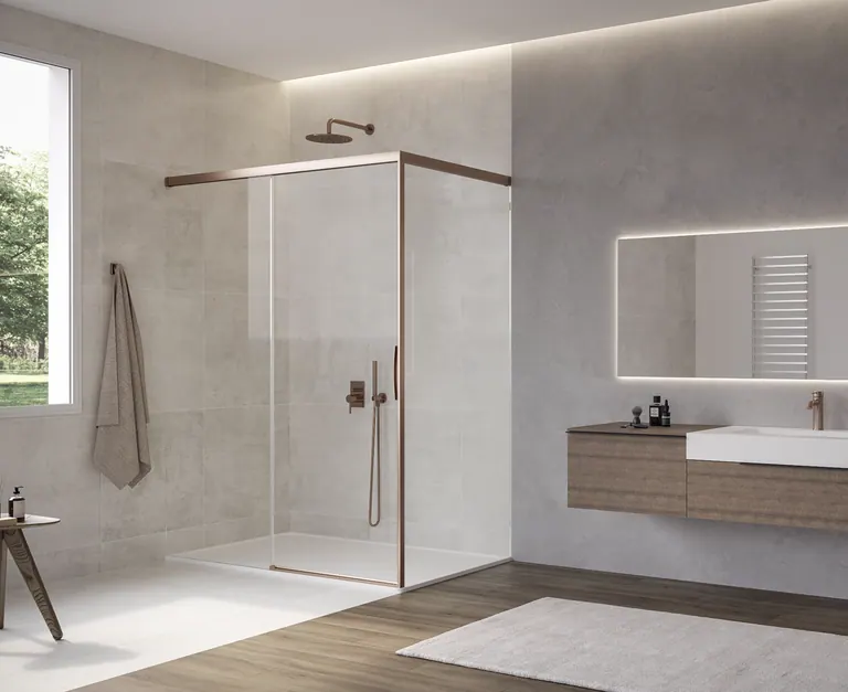 Ambientazione Duka natura 4000 con doccia angolare trasparente, dettagli dalla tonalità calda e mobile lavabo in legno