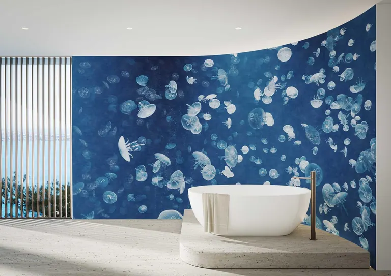 Ambientazione Wall/Pepper con vasca bianca e parete blu decorata con meduse