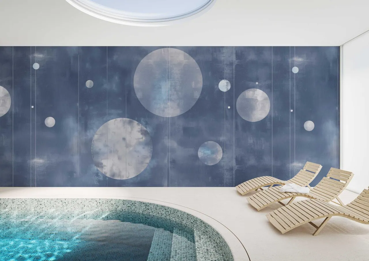 Ambientazione Wall/Pepper in una zona relax con piscina, lettini in legno e grafica blu a cerchi
