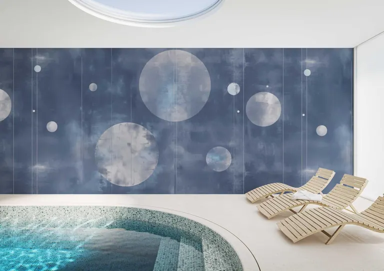 Ambientazione Wall/Pepper in una zona relax con piscina, lettini in legno e grafica blu a cerchi