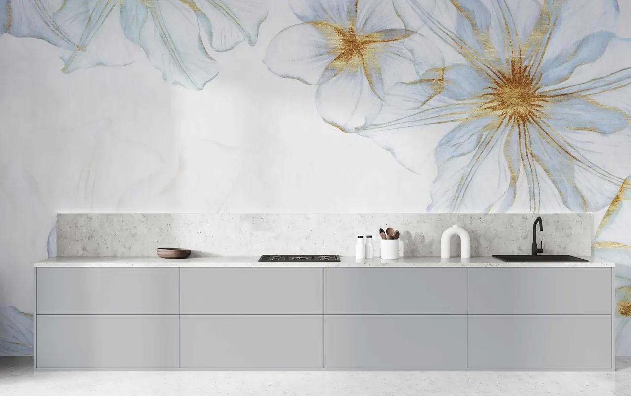 Ambientazione Wall/Pepper con cucina chiara e grandi fiori azzurri e dorati sulla parete