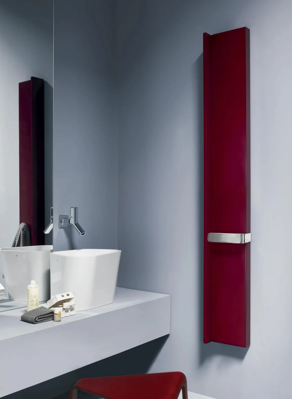 Tubes RIFT Bathroom Version bordeaux accanto al lavabo, con portasalviette metallico