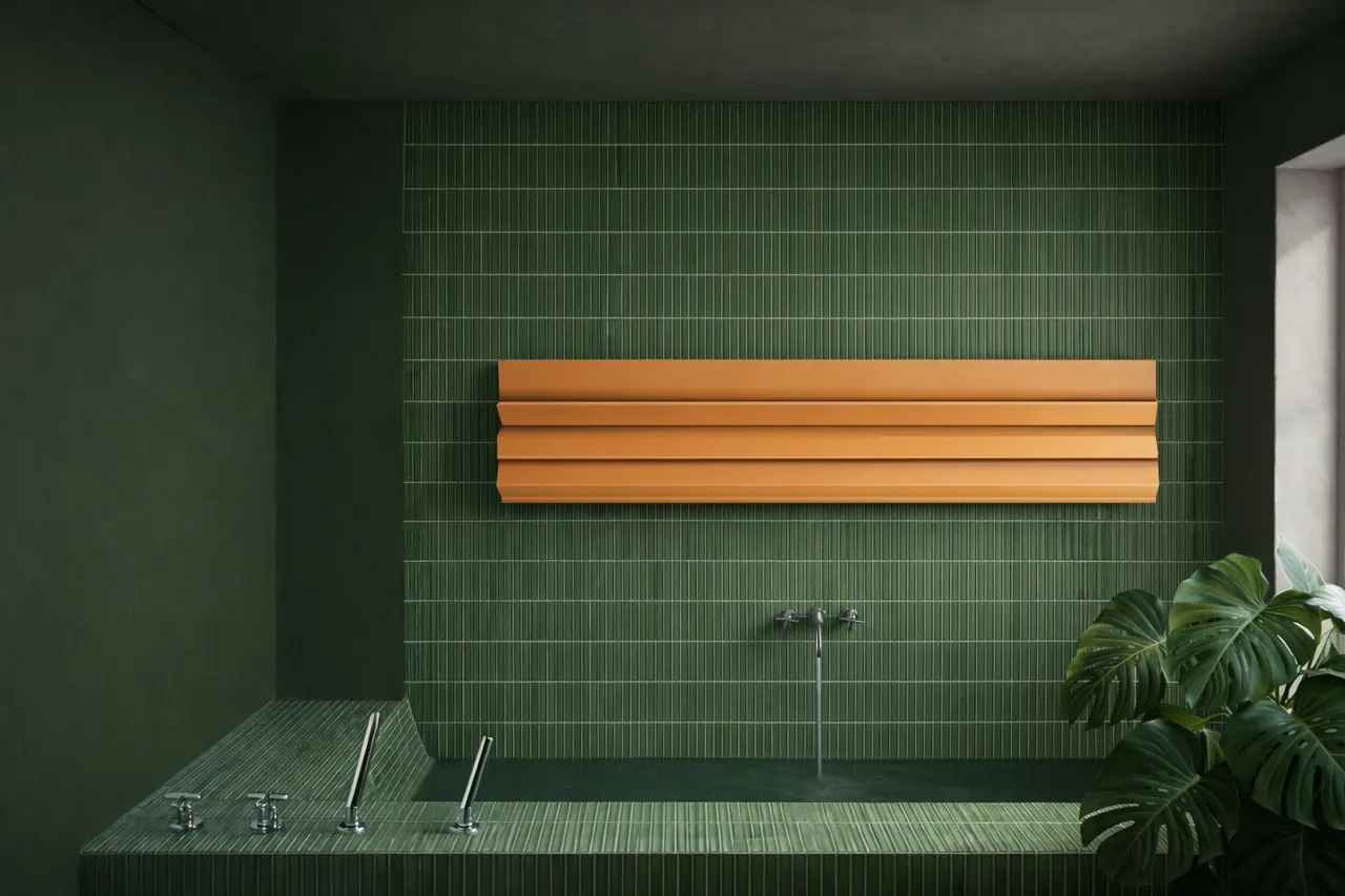 Android Antrax IT orizzontale color ocra su una parete verde in un’ambientazione bagno