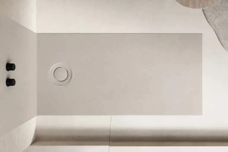 Piatto doccia Acqua Zero e pannelli Slim Acquabella coordinati in una tonalità chiara