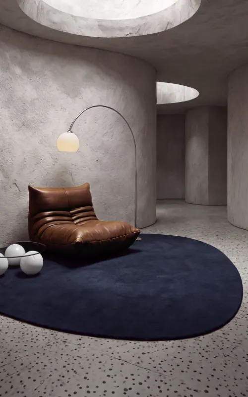 Tappeto Sugar 2.0 di Carpet Edition con una poltrona in cuoio
