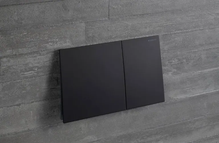 Geberit Sigma70 su una parete grigia
