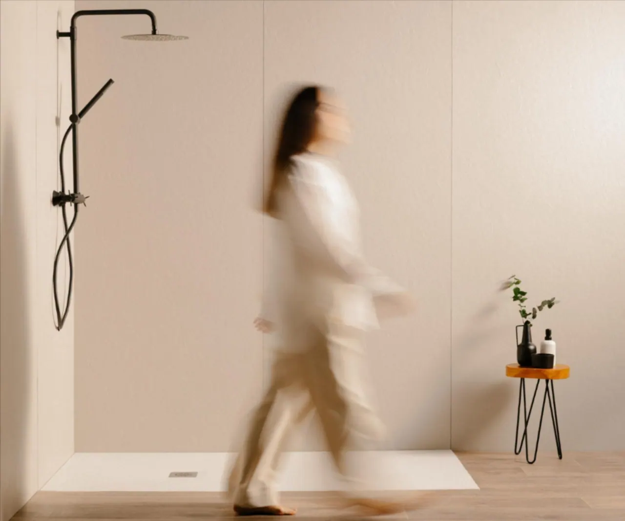 Zona doccia con piatto Plume Slate e pannello Slim di Acquabella