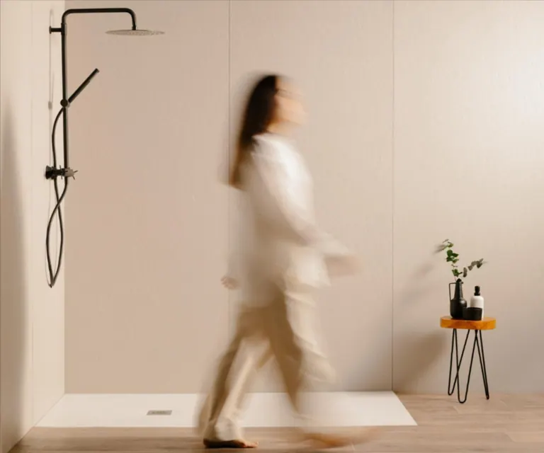Zona doccia con piatto Plume Slate e pannello Slim di Acquabella