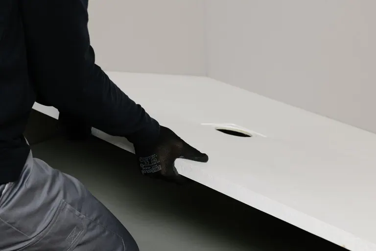Movimentazione del piatto doccia Plume Slate di Acquabella
