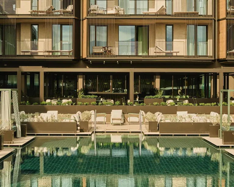 Arredi Unopiù Salò verde salvia a bordo piscina al Falkensteiner Resort Lake Garda