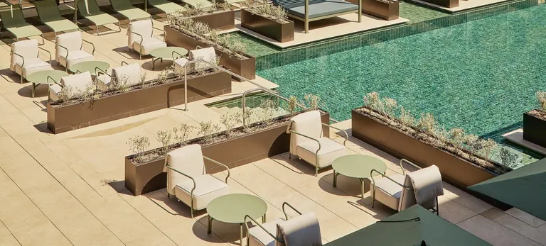 Tavoli e poltrone Salò di Unopiù nell’area esterna del resort