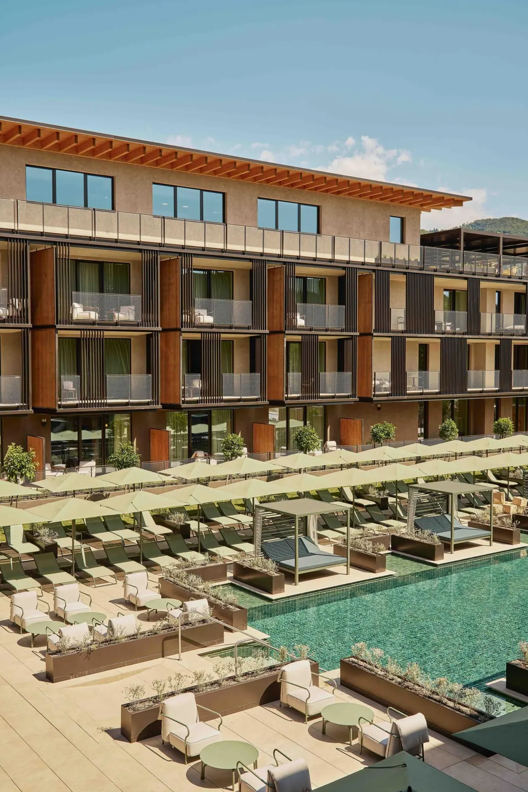 Veduta degli spazi outdoor arredati con la collezione Salò