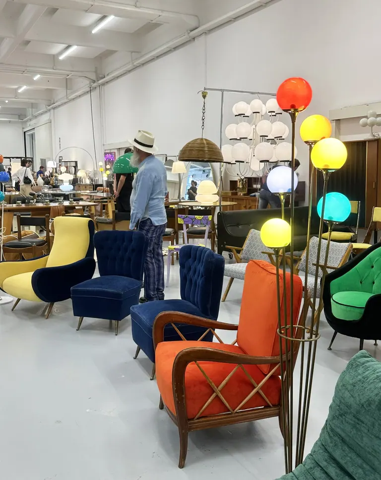 Una veduta degli stand di SOMO con sedute e lampade