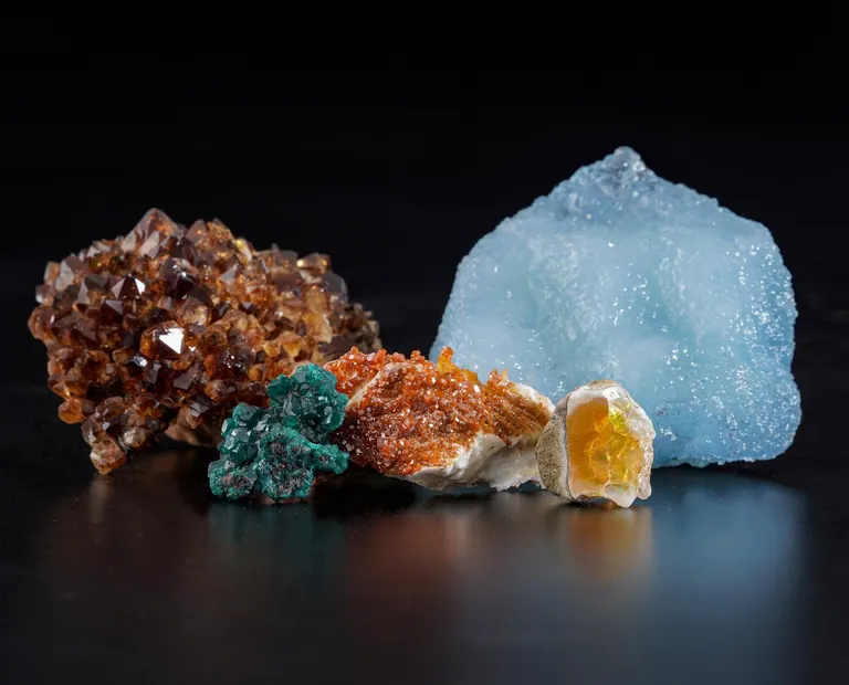 Minerali dai colori diversi nella selezione Historia Naturalis di Cambi