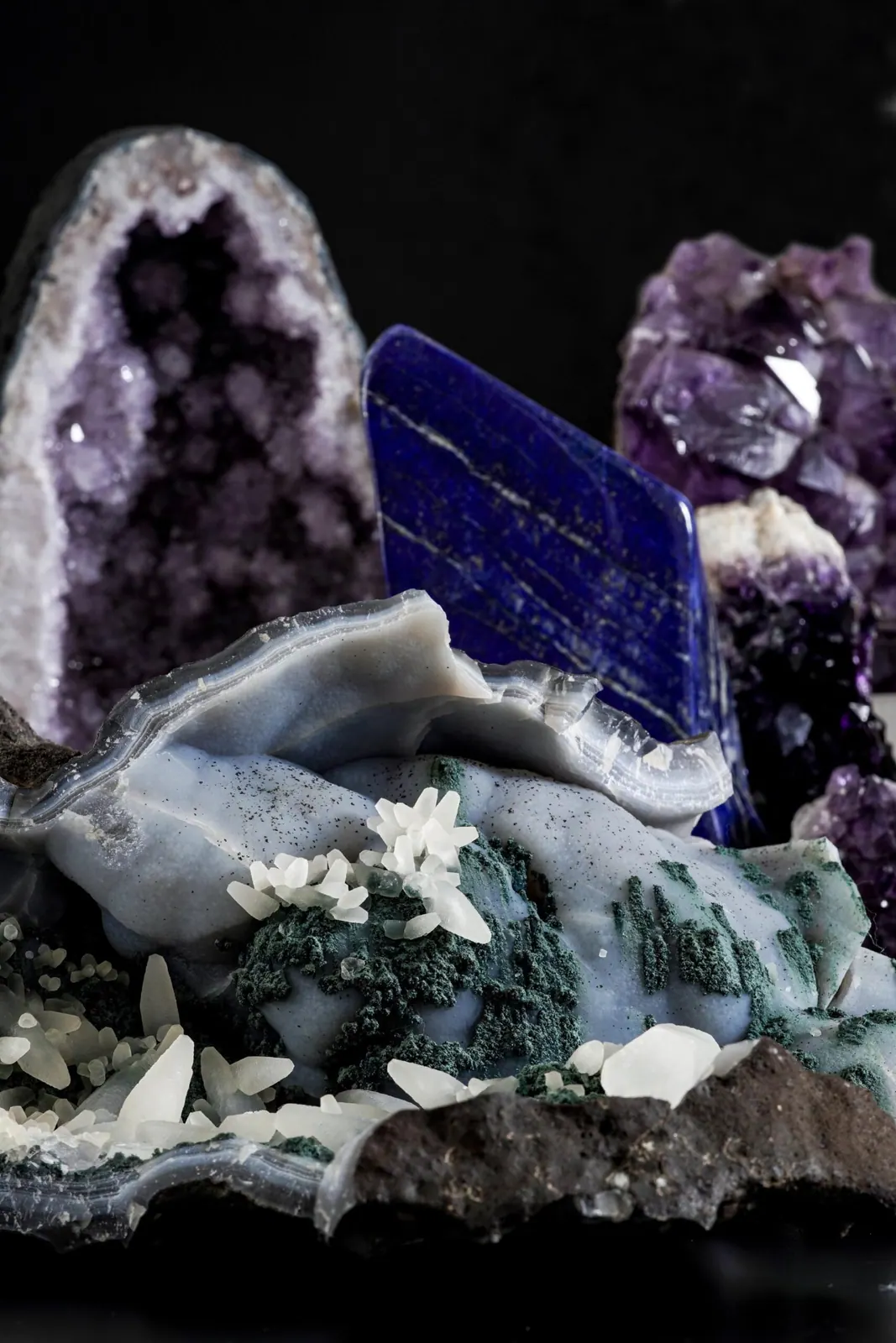 Ametista e altri minerali accostati nella selezione Cambi