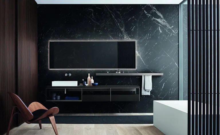 Ambientazione bagno Noorth Fjord con finiture scure e specchio orizzontale