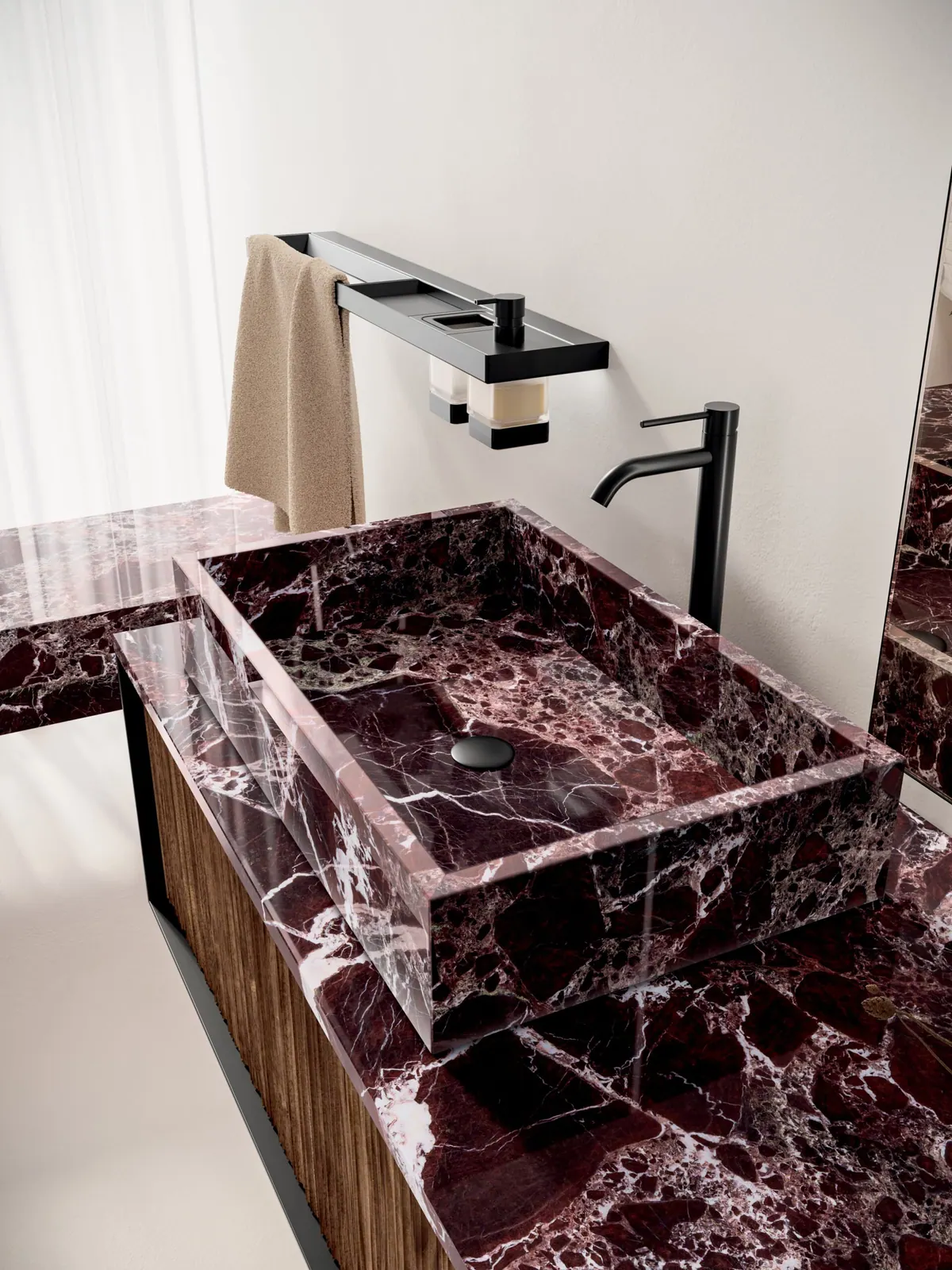 Dettaglio del lavabo venato e della rubinetteria in un’ambientazione INDA