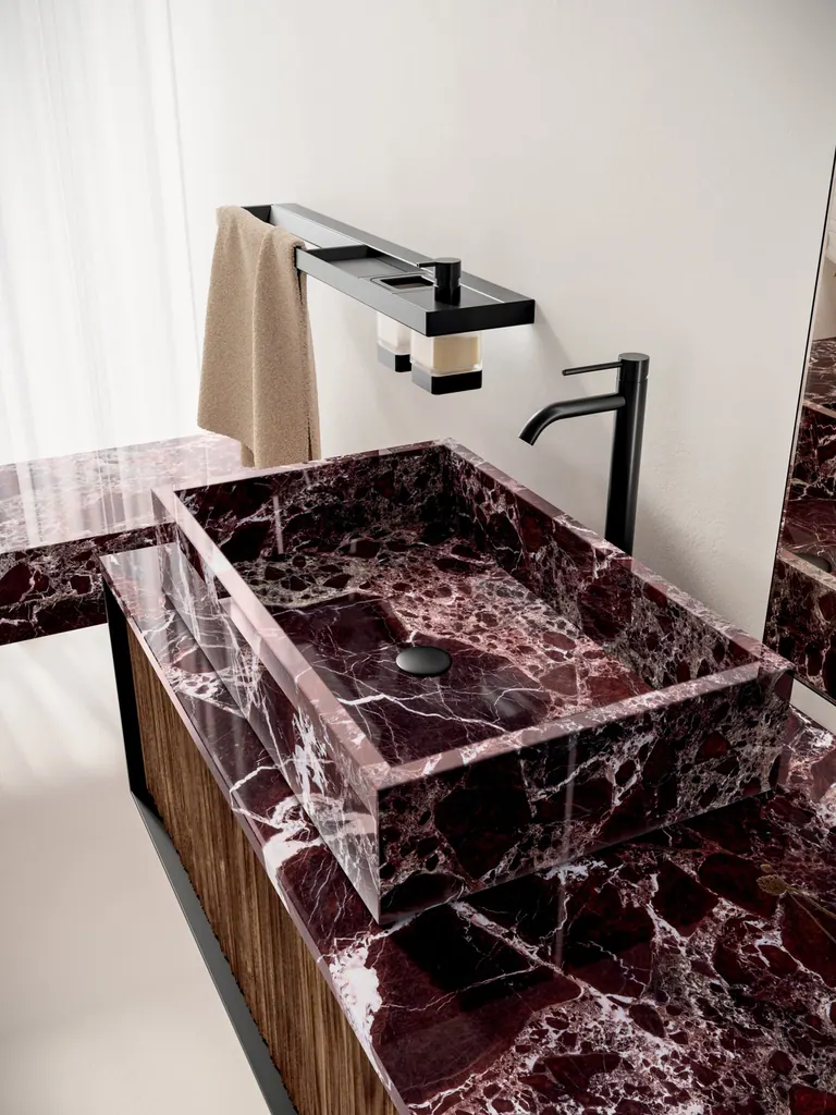 Dettaglio del lavabo venato e della rubinetteria in un’ambientazione INDA