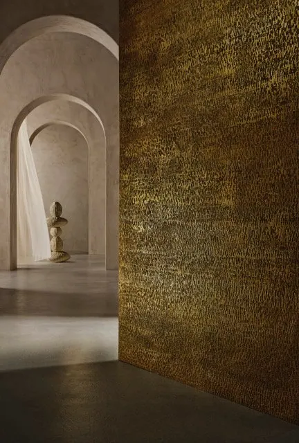 Gleam di Novacolor con riflessi dorati sulla parete