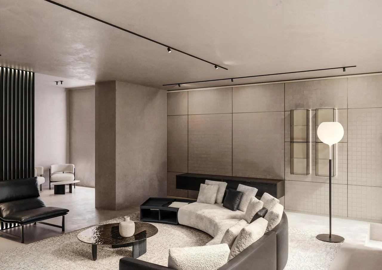 Un’altra prospettiva del living nel progetto dello showroom MisuraEmme