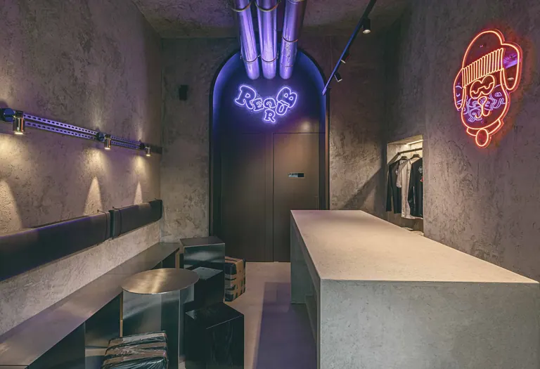 La sala di Regrub Milano con bancone, panca continua e insegne luminose