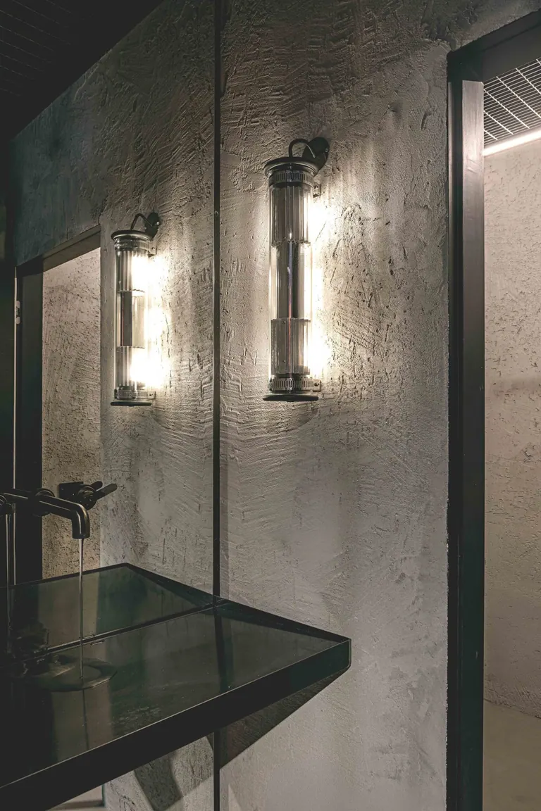 Il lavabo e i riflessi nella zona servizi di Regrub Milano
