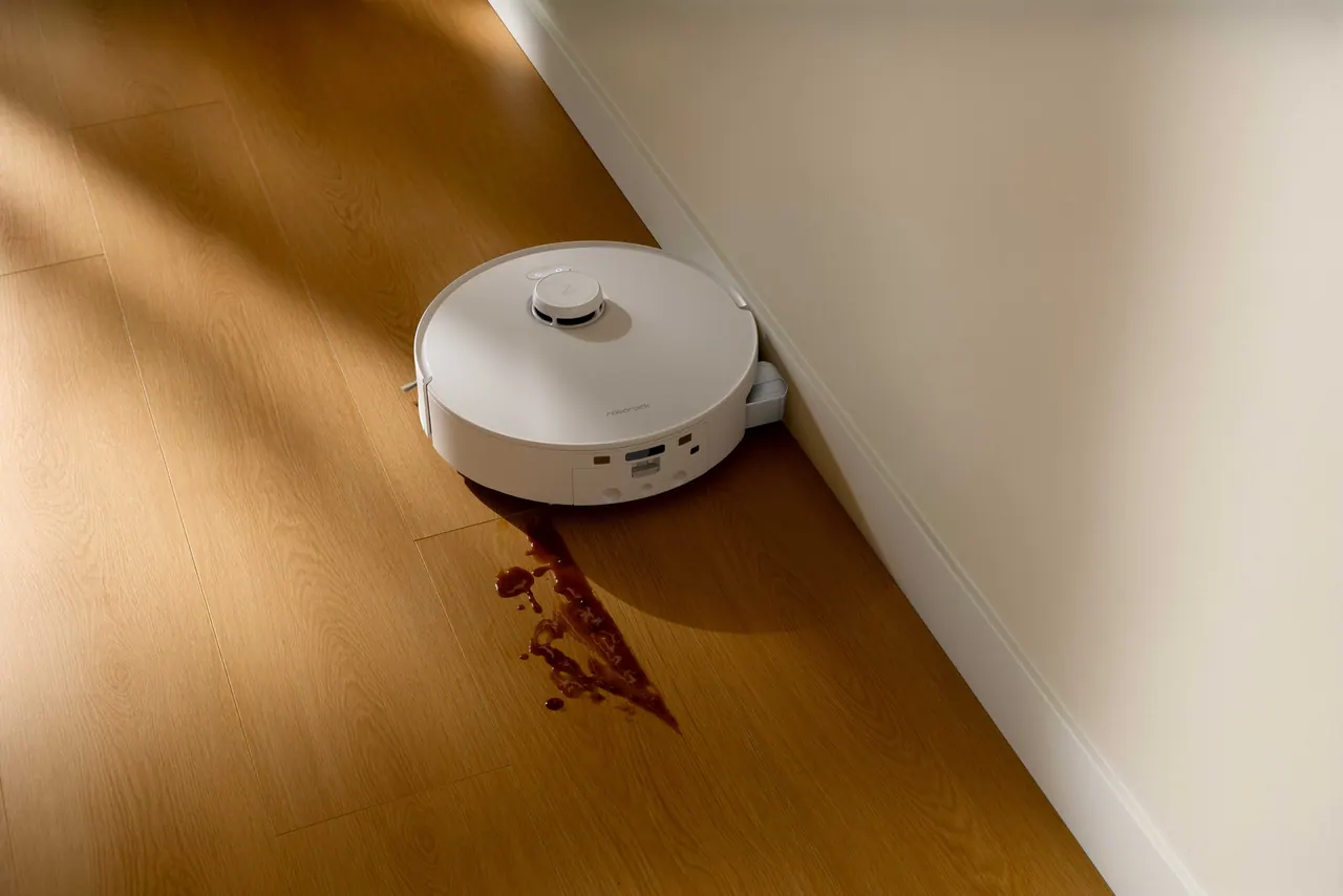Roborock Qrevo Curv 2 Flow durante il passaggio lungo una parete