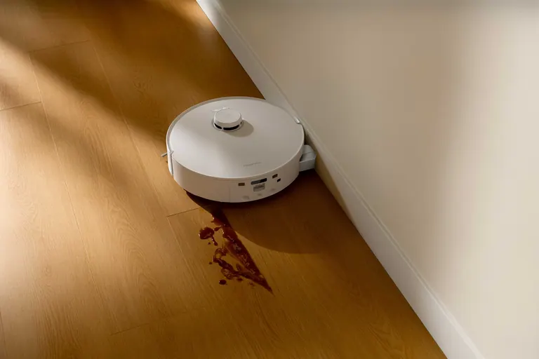 Roborock Qrevo Curv 2 Flow durante il passaggio lungo una parete