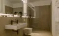 Una casa ad Amburgo: toni naturali e bronzo in bagno